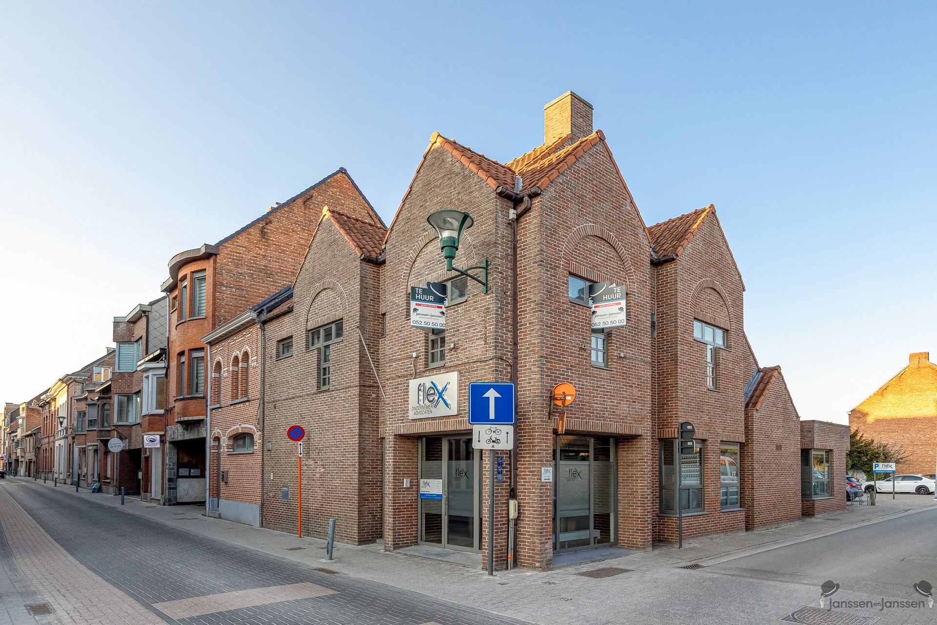 Centraal gelegen handelspand met ruime parking - foto 1