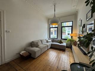 Karakteristiek huis Antwerpen, 4 slpks, EPC B<br /><br />Instapklare woning met karakter, ruimte en een uitstekende ligging in de stad.<br /><br />Deze karaktervolle woning uit begin 1900 combineert authentieke charme met hedendaags wooncomfort. Met een bewoonbare oppervlakte van 180m², 4 slaapkamers en 2 badkamers biedt ze verrassend veel ruimte voor een gezin of voor wie graag ruim woont.<br /><br />Bij het binnenkomen vallen meteen de originele elementen op, zoals de sierlijke moulures en antieke tegelvloer in de inkomhal. De hoge plafonds en grote raampartijen zorgen doorheen de woning voor veel natuurlijk licht en een aangename, open sfeer. Dankzij de praktische indeling over meerdere verdiepingen geniet iedereen van voldoende ruimte en privacy. Daarnaast beschikt de woning over een handige bijkeuken en een droge kelder die extra bergruimte biedt. De gasverwarming en een EPC-score B maken het geheel bovendien energiezuinig en comfortabel.<br /><br />Ook de ligging is een absolute troef. De woning bevindt zich op wandelafstand van het centrum van Antwerpen, het Centraal Station, het Stadspark en het Groen Kwartier. Voor een koffie of een aperitief ben je zo aan de gezellige terrassen van het Moorkensplein of in de sfeervolle wijk Zurenborg. Tegelijk bereik je dankzij de nabijgelegen autosnelwegen vlot de stadsrand en belangrijke invalswegen.<br /><br />Wipstraat21@gmail.com voor vragen of een bezoek aan te vragen(of gewoon via de immoscoopknop).<br />GSM: 0474/317.933 stuur een berichtje of bellen buiten de werkuren aub. <br /><br />Geen Immo aub.
