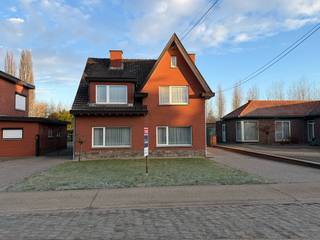 <span>CONTACT</span><br /><span>Jeroen Vandormael: jeroen@vastgoedvalkenborgh.be | 0498/05.76.72</span><br /><br />Welkom in de Kolmenstraat 69 te Stevoort, een gezinswoning met een degelijke basis, gelegen op een ruim perceel van 8are 5ca. Aan de achterzijde geniet de woning van een open zicht op de Bem en het aangrenzende natuurgebied, wat zorgt voor een aangename buitenbeleving en een duidelijke meerwaarde.<br /><br />De huidige staat van de woning laat toe om op eigen tempo renovaties en verbeteringen door te voeren. Dit maakt ze geschikt voor wie op zoek is naar een woning met mogelijkheden, waarbij bestaande ruimtes verder kunnen worden aangepast aan hedendaagse woonwensen en persoonlijke voorkeuren. De huidige indeling voorziet onder meer in drie slaapkamers, met bijkomend potentieel om het woonvolume verder te optimaliseren. Zo kan de zolderverdieping verder worden ingericht en kan — mits het bekomen van de gebruikelijke stedenbouwkundige toelatingen — worden bekeken hoe de leefruimtes beter kunnen worden afgestemd op het mooie uitzicht achteraan het perceel.<br /><br />Dankzij de diepte van het perceel ontstaat er achter de woning een duidelijke overgang naar de tuinzone, met een open en groen uitzicht dat in deze omgeving steeds minder vanzelfsprekend is. Dit biedt extra mogelijkheden voor wie belang hecht aan buitenruimte en een natuurlijke omgeving.<br /><br />De woning is gunstig gelegen met een vlotte verbinding naar omliggende gemeenten en steden. Het centrum van Stevoort bevindt zich op korte afstand en ook Hasselt, Alken, Herk-de-Stad en Nieuwerkerken zijn zeer vlot bereikbaar. In de nabije omgeving bevinden zich scholen, winkels, een supermarkt en horecazaken. Daarnaast staat Stevoort bekend om haar actieve verenigingsleven, met onder meer jeugdbewegingen zoals de KSJ en diverse sportverenigingen, wat bijdraagt aan een aangename leefomgeving voor gezinnen.<br /><br />Achteraan het perceel bevindt zich momenteel een bijgebouw, dat kan dienen als extra opslagruimte of multifunctionele ruimte, afhankelijk van de noden van de toekomstige bewoners.<br /><br />Deze woning vormt een solide vertrekpunt voor wie op zoek is naar een huis met ruimte en perspectief, waar vandaag reeds comfortabel kan worden gewoond en waar op termijn verdere aanpassingen mogelijk zijn.<br /><br />INDELING<br /><strong><span>Gelijkvloers</span></strong>:<br />Inkomhal, lichtrijke woon- en eetkamer, keuken, wasplaats, badkamer met douche en toilet, cv-ruimte, terras, ruim bijgebouw geschikt voor opslag, en tuin met open groen uitzicht.<br /><strong><span>Eerste verdieping</span></strong><strong><span>:</span></strong><br />Nachthal met toegang tot drie slaapkamers, een klein bureau en een apart toilet.<br /><strong><span>Kelder</span></strong>: Kleine, droge kelderruimte, geschikt voor opslag.<br />Zolder: Opslagruimte met potentieel voor bijkomende kamers.<br /><br />TROEVEN<br />- ruim perceel van 8are 05ca<br />- open zicht op aangrenzend natuurgebied<br />- drie slaapkamers<br />- mogelijkheid tot verdere afwerking van de zolder<br />- potentieel tot uitbreiding, mits bekomen van de nodige toelatingen<br />- bijgebouw met diverse gebruiksmogelijkheden (opslag, hobbyruimte)<br />- goede verbinding naar Hasselt, Alken, Herk-de-Stad en Nieuwerkerken<br />- nabij scholen, winkels en voorzieningen<br />- actief verenigingsleven en jeugdwerking in Stevoort<br />- interessante eigendom voor wie stap voor stap wil renoveren<br /><br />BEKNOPT<br />Bewoonbare opp: 147m²<br />Oppervlakte perceel: 8are 05ca<br />EPC: 907 kWh / (m² per jaar) – F Label<br />CV: stookolie<br />Jaar einde opbouw: 1960 <br />Vraagprijs: 269.000 euro<br /><br />Dit pand kan onderhevig zijn aan de renovatieverplichting die door de Vlaamse overheid wordt opgelegd voor residentiële gebouwen. Meer informatie via de website van het Vlaams Energie- en Klimaatagentschap via https://www.vlaanderen.be/een-woning-kopen/renovatieverplichting-voor-residentiele-gebouwen<br /><br />Meer info: <span>www.vastgoedvalkenborgh.be</span> <span>of via 0498/05.76.72</span><br /> 