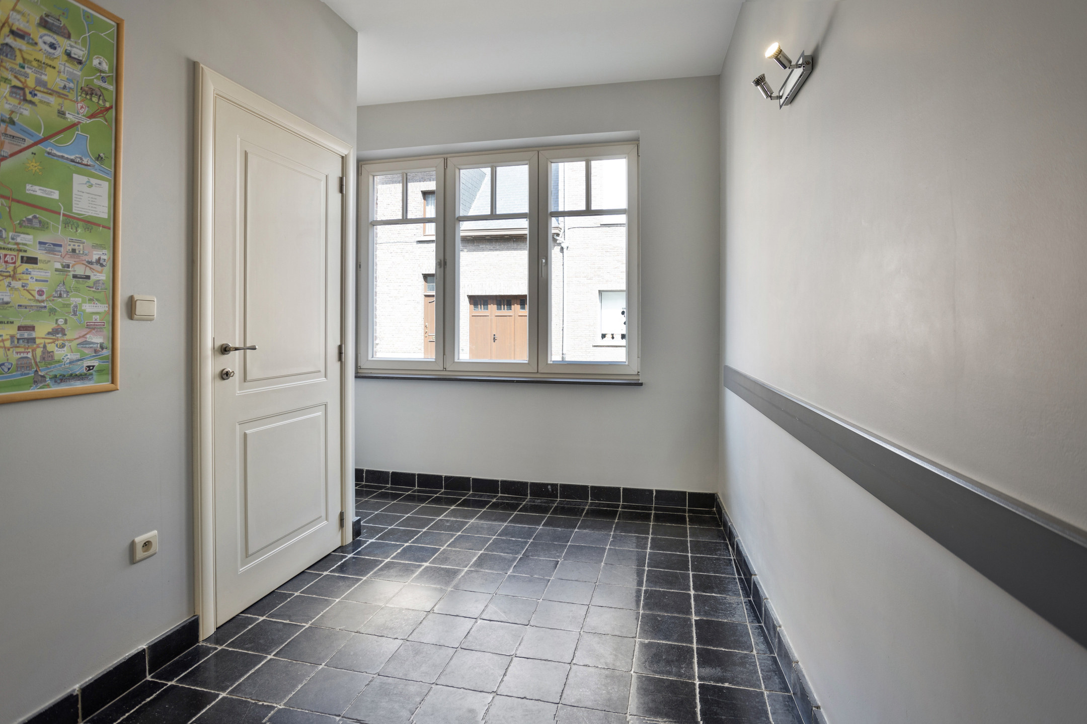 Ruim handelsgelijkvloers met wachtzaal in centrum Broechem. - foto 2