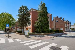 <p><span>Dit </span><span>appartementsgebouw </span><span>staat te koop op de hoek van de Boekstraat en de Sint-Jan Vianneystraat. Het appartementsgebouw is gelegen vlakbij De Bist in </span><span>centrum Wilrijk</span><span>, op wandelafstand vind je winkels, openbaar vervoer en </span><span>groene parken</span><span> (Steytelinck en Park Van Eden). Qua </span><span>verbindingen </span><span>zit je hier echt </span><span>ideaal</span><span>: je bent in een wip in het </span><span>centrum van Antwerpen</span><span> en de opritten van de A12 en E19 zijn vlakbij.</span></p><p><span> </span></p><p><span>Het appartementsgebouw bestaat uit </span><span>twee appartementen</span><span>, een </span><span>gemeenschappelijke tuin</span><span>, </span><span>twee garages met telkens een oprit</span><span>.</span></p><p><span> </span></p><p><span>Gelijkvloerse verdieping</span></p><p><span>- voortuin + gemeenschappelijke tuin</span></p><p><span>- twee opritten met twee garages</span></p><p><span>- gemeenschappelijke inkomhal</span></p><p><span>- bergingen</span></p><p><span> </span></p><p><span>Eerste verdieping</span></p><p><span>- appartement (76m²) bestaande uit een inkomhal, apart toilet, woonkamer en eetkamer, gesloten keuken, 3 slaapkamers (14m², 6m², 5m²) en een badkamer met douche en lavabo</span></p><p><span>- verhuurd voor 885 euro per maand + waterverbruik</span></p><p><span>- EPC label E (406 kWh/m²jaar)</span></p><p><span> </span></p><p><span>Tweede verdieping</span></p><p><span>- appartement (76m²) bestaande uit een inkomhal, apart toilet, woonkamer en eetkamer, gesloten keuken, 3 slaapkamers (14m², 6m², 5m²) en een badkamer met douche en lavabo</span></p><p><span>- verhuurd voor 885 euro per maand + waterverbruik</span></p><p><span>- EPC label F (647 kWh/m²jaar)</span></p><p><span> </span></p><p><span>Bijzonderheden</span></p><p><span>- geen lift</span></p><p><span>- verwarming op elektriciteit</span></p><p><span>- op te frissen / te renoveren gebouw; zeer veel potentieel na renovatie</span></p><p><span> </span></p><p><span>Dit pand kan onderhevig zijn aan de renovatieverplichting die door de Vlaamse overheid wordt opgelegd voor residentiële gebouwen. Consulteer voor meer informatie de website van het Vlaams Energie- en Klimaatagentschap via <span>https://www.energiesparen.be/renovatieverplichting-residenti%C3%ABle-gebouwen-2023</span></span><span>.</span></p><p><span> </span></p><p><span>Ben jij geïnteresseerd in dit appartementsgebouw te koop in Wilrijk, ben je op zoek naar ander vastgoed, een investering of wens je de waarde van jouw eigendom te kennen? Dan ben je bij BOLT immo aan het juiste adres! Wij helpen jou graag verder.</span><span> </span></p>