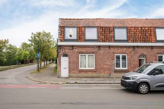 Deze te renoveren woning langs de Raverschootstraat te Eeklo biedt een uitstekende kans voor wie op zoek is naar een betaalbare gezinswoning die...