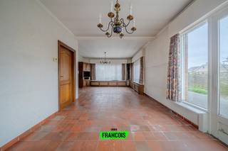 Ontdek deze halfopen woning met zeer veel potentieel op een rustige ligging in Gistel. Met een bewoonbare oppervlakte van 168 m² op een perceel...