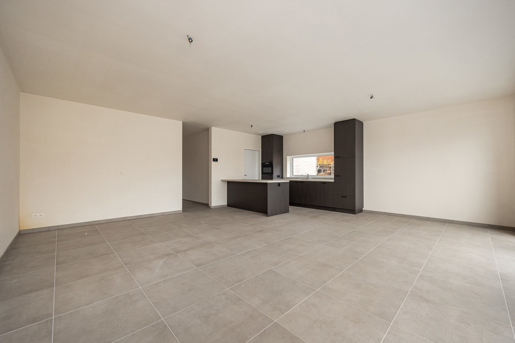 Halfopen woning met 3 slaapkamers en inpandige garage. - foto 4