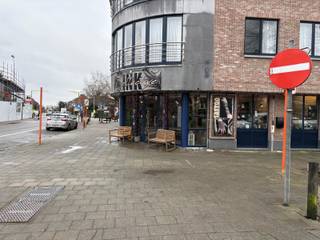 <p>Handelspand te huur op toplocatie in het centrum van Berlaar</p>
<p>Op zoek naar een zichtbare en strategisch gelegen commerciële ruimte? Dit handelspand, gelegen in het hart van Berlaar, biedt een uitstekende opportuniteit voor ondernemers die willen groeien op een centrale en levendige locatie.<br /><br /></p>
<p>Dankzij de gunstige ligging in het dorpscentrum geniet het pand van een constante passage en maximale zichtbaarheid. Winkels, horeca, diensten en openbaar vervoer bevinden zich op wandelafstand, wat zorgt voor een sterke commerciële dynamiek.<br /><br /></p>
<p>Het pand beschikt over een praktische en flexibele indeling, waardoor het geschikt is voor diverse activiteiten zoals detailhandel, kantoor, praktijkruimte of dienstverlening.<br /><br />Algemeen:<br /><br />- Pop-up mogelijk<br />- Toplocatie centrum Berlaar<br />- Volledig vernieuwd en voorzien van alle comfort (airco, ventilatie,...)<br />- Ruime kelder<br /><br />Voor meer info of een bezoek: 0472 22 22 77 of thomas@solittvastgoed.be.</p>