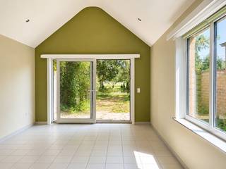 Toffe woning met heel wat potentieel, rustig gelegen in het charmante Vlissegem op enkele minuten van De Haan. Het huis vraagt om een opfrissing maar is bijzonder charmant en beschikt over een uitstekende indeling. <br /><br />Er is een grote inpandige garage, en achteraan kunt u genieten van een weelderige tuin met mooie zichten op het achterliggend groen. Uiterst idyllisch.<br /><br />Indeling van het huis: inkomhal met een apart toilet, een aangename leefruimte met een hoog plafond en een schuifraam naar de tuin, een vrij ruime keuken en een inpandige garage met extra wasplaats. Op de eerste verdieping zijn er 3 volwaardige slaapkamers en een ruime badkamer met douche, ligbad en een extra toilet. Grote opbergzolder onder de nok.<br /><br />Een huis met een goede basis en veel potentieel.<br />Tevens 8 zonnepanelen aanwezig op het dak.<br /><br />Bezoeken of meer informatie?<br />Contacteer Willem Cauwels op tel. 050/89.27.70.