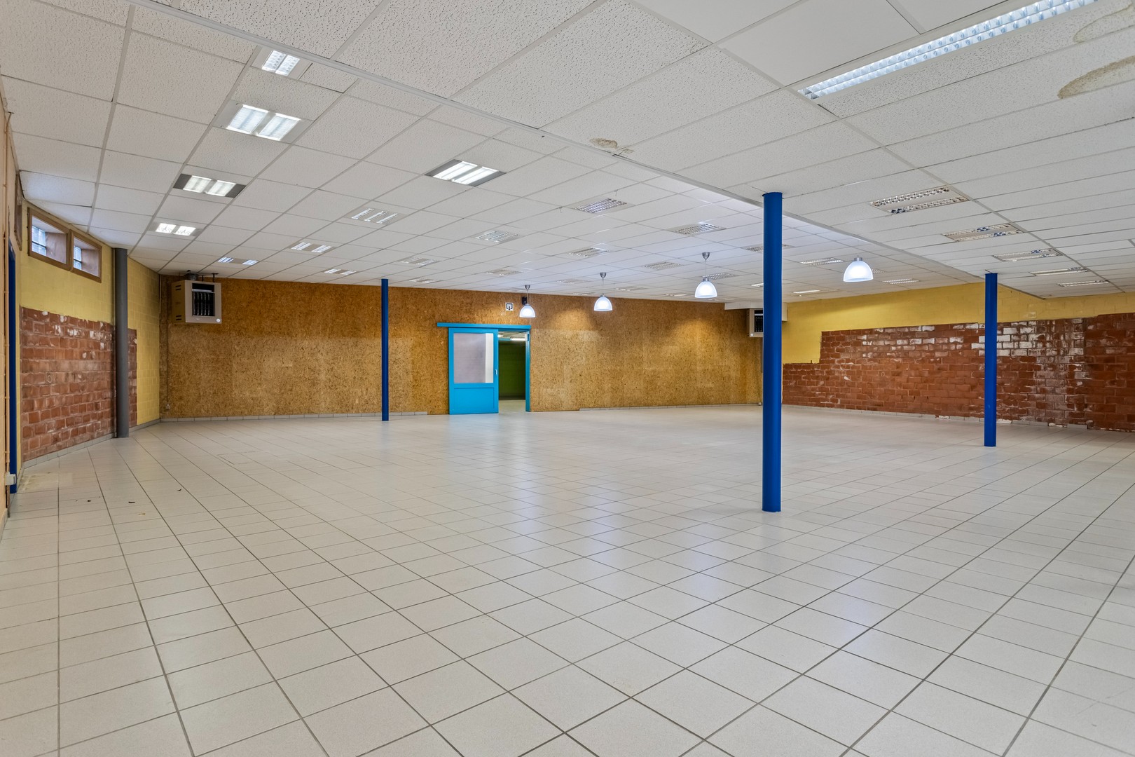 Handelsruimte van 755 m² met voorliggende parking met commerciële ligging - foto 5