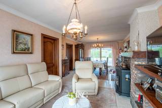 Indeling gelijkvloers: inkomhal met gastentoilet, een ruime en lichtrijke woonkamer, een praktische keuken met toegang tot de kelder...