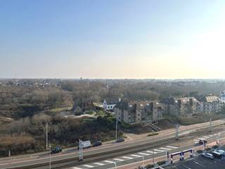 Op zoek naar een instapklare studio aan de Westkust? Deze gerenoveerde studio op de 10<sup>de</sup> verdieping combineert een praktische indeling met een <strong>uitzonderlijk open zicht</strong> over het hinterland.<br /><br />Bij het binnenkomen leidt de inkom naar de aangename leefruimte met <strong>open keuken</strong>. Dankzij de ligging op de hoogste verdieping geniet u hier van een bijzonder ruimtelijk gevoel en prachtig vergezicht. De leefruimte geeft rechtstreeks uit op het terras dat zich over de volledige breedte van de studio uitstrekt, waardoor u optimaal van het buitenleven en het open uitzicht kunt genieten.<br /><br />De studio werd in <strong>2022 gerenoveerd</strong>, waarbij onder meer de <strong>keuken, badkamer en elektriciteit</strong> werden <strong>vernieuwd</strong>. Hierdoor verkeert het geheel in een instapklare staat en kan de studio zonder grote werken meteen worden gebruikt.<br /><br />Een bijkomende troef is het wijde uitzicht: u kijkt vrij uit over het hinderland en krijgt bovendien zijdelings zicht op de zee en de beide staketsels van Nieuwpoort.<br /><br />De studio beschikte over een bewoonbare oppervlakte van 38 m<sup>2</sup> en is gelegen op de 10<sup>de</sup> verdieping van de Residentie “Twenty One” die beschikt over een lift. Het gebouw dateert uit 1970 en de studio is voorzien van dubbele beglazing. Het EPC bedraagt 172 kWh/m<sup>2</sup>/jaar (<strong>label B</strong>)!<br /><br />Een uitstekende keuze voor wie op zoek is naar een verzorgde pied-à-terre aan de westkust of als interessante investering.<br /><br />Bel Dries, ook op zon-en feestdagen, 0478/937.935, of kom langs op kantoor 'Immo Maritiem' naast het kerkje in Nieuwpoort-bad.