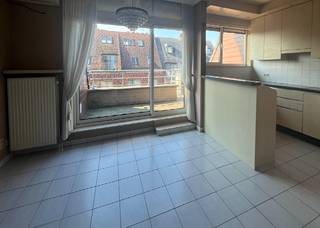 Roeselare-centrum. Lichtrijk 2-slaapkamerappartement in hartje Roeselare met vooraan en achteraan prachtige terrassen. Overal dichtbij en op 4...