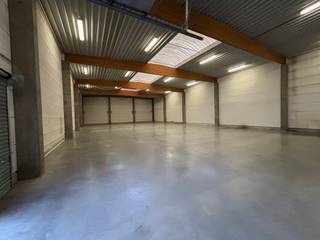 <p><span>Gelegen in het </span><span>industriepark van Erpe-Mere</span><span>, op een </span><span>strategische en vlot bereikbare locatie</span><span> in de </span><span>Joseph Cardijnstraat 32</span><span>, bevindt zich dit functionele magazijn met een oppervlakte van ongeveer </span><span>410 m²</span><span>. De ligging binnen het industriepark biedt een </span><span>professionele omgeving</span><span> en een </span><span>uitstekende ontsluiting</span><span> naar de belangrijkste invalswegen en omliggende gemeenten.</span></p><p><span>Het magazijn beschikt over een </span><span>stapelhoogte tot circa 6 meter</span><span>, wat ruime mogelijkheden biedt voor efficiënte opslag. De ruimte is afgewerkt met een </span><span>duurzame betonnen gietvloer</span><span>, is </span><span>niet </span><span>voorzien van verwarming</span><span>, </span><span>elektriciteit is wel aanwezig</span><span>. De toegang verloopt zowel via een </span><span>praktische poort</span><span> als via een </span><span>aparte toegangsdeur</span><span>, wat zorgt voor een vlotte logistieke circulatie.</span></p><p><span>Naast het magazijn is er </span><span>mogelijkheid tot het parkeren van vijf wagens achter elkaar</span><span>, wat het gebruiksgemak aanzienlijk verhoogt. Dit pand leent zich bijzonder goed voor </span><span>bedrijven of ondernemers die op zoek zijn naar een praktische en goed bereikbare stockageruimte</span><span> binnen een professioneel industriepark.</span></p><p><span>- Onroerende voorheffing bedraagt 2000 euro/ jaar </span></p><p><span>- Onderhoud terrein 1000 euro op jaarbasis </span></p><p><span>- Kost elektriciteit en water</span></p><p><span>- Beschikbaar vanaf 1/02/2026</span></p><p><span> </span></p><p><span> </span></p>