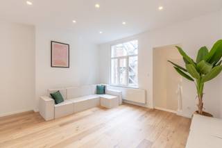 Achter deze karaktervolle gevel schuilt een smaakvol gerenoveerd appartement, gelegen op een toplocatie.<br /><br />Dit instapklare appartement met één slaapkamer bevindt zich op de tweede verdieping en biedt een prachtig uitzicht op het iconische Justitiepaleis. Je komt binnen in een leefruimte met parketvloer, waarna een charmant trapje je naar het toilet en de ruime, goed uitgeruste keuken leidt. De slaapkamer is voorzien van een kleine inloopdressing en grenst direct aan de comfortabele badkamer, waar ook aansluitingen voor wasmachine en droogkast zijn voorzien.<br /><br />Op wandelafstand vind je niet alleen het openbaar vervoer, maar ook een ruime keuze aan hippe restaurants, gezellige cafés en diverse winkels.<br /><br />Kom deze parel snel ontdekken als starterswoning, pied-à-terre of slimme investering!<br /><br /><strong>Indeling</strong><br />Leefruimte (21,3 m²).<br />Keuken (11,6 m²).<br />Douchekamer (11,0 m²).<br />Slaapkamer met inloopdressing (17,9 m²).<br /><br /><strong>Extra</strong><br />EPC: C.<br />Elektrische keuring: AREI-conform.<br />Aparte meters voor water, gas en elektriciteit.<br />Gemeenschappelijke kosten: 34 euro/maand (blokpolis en elektriciteit hal).<br />Vastgesteld bouwkundig erfgoed.<br /><br />(woongebied met een culturele, historische en/of esthetische waarde, vergunning, geen verkavelingsvergunning, voorkooprecht, geen rechterlijke herstelmaatregel of bestuurlijke maatregel opgelegd)