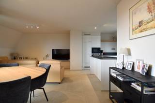 Op een uitstekende en centrale ligging, vlak bij de kerktoren van Lendelede, bevindt zich dit bijzonder stijlvolle appartement in Residentie Baekelandt.<br />Deze kleinschalige residentie werd gebouwd in 2021 en biedt u een aangename woonomgeving.<br /><br />Dit exclusieve appartement onderscheidt zich door zijn ruimtegevoel en hoogwaardige afwerking.<br />Zowel de lift als trap bereiken rechtstreeks het appartement.<br /><br />Indeling als volgt:<br />Bij het binnenkomen wordt u verwelkomt in een inkomhal met vestiaire en afzonderlijk toilet.<br />De lichtrijke leefruimte biedt plaats aan een gezellige zithoek en eetplaats. Grote raampartijen zorgen voor een overvloed aan natuurlijk licht en versterken het open karakter.<br />Volledig geïnstalleerde open keuken met aanpalende wasplaats / berging.<br /><br />We beschikken hier over 2 volwaardige slaapkamers, waarvan 1 slaapkamer is ingericht met ingemaakte kasten, bureau en bed. Daarnaast is er nog een dressing met op maat gemaakte kasten.<br /><br />Een absolute troef is het gezellige, overdekte terras, waar u van het buitenleven kunt genieten.<br /><br />Doorheen het volledige appartement werd gekozen voor kwalitatieve materialen, stijlvolle maatwerkinrichting en een verzorgde afwerking. Alles werd ontworpen met oog voor esthetiek én praktisch wooncomfort.<br /><br />In de vraagprijs is een individuele berging op het gelijkvloers inbegrepen.<br /><br />Optioneel kan er een garage (2 beschikbaar) bijgekocht worden.<br /><br />EXTRA TROEVEN: zonnepanelen, uiterst energiezuinig wonen, maatwerk, gunstig EPC, centrale ligging... Kortom een absolute topper!<br /><br />Onze ref. DEV5184