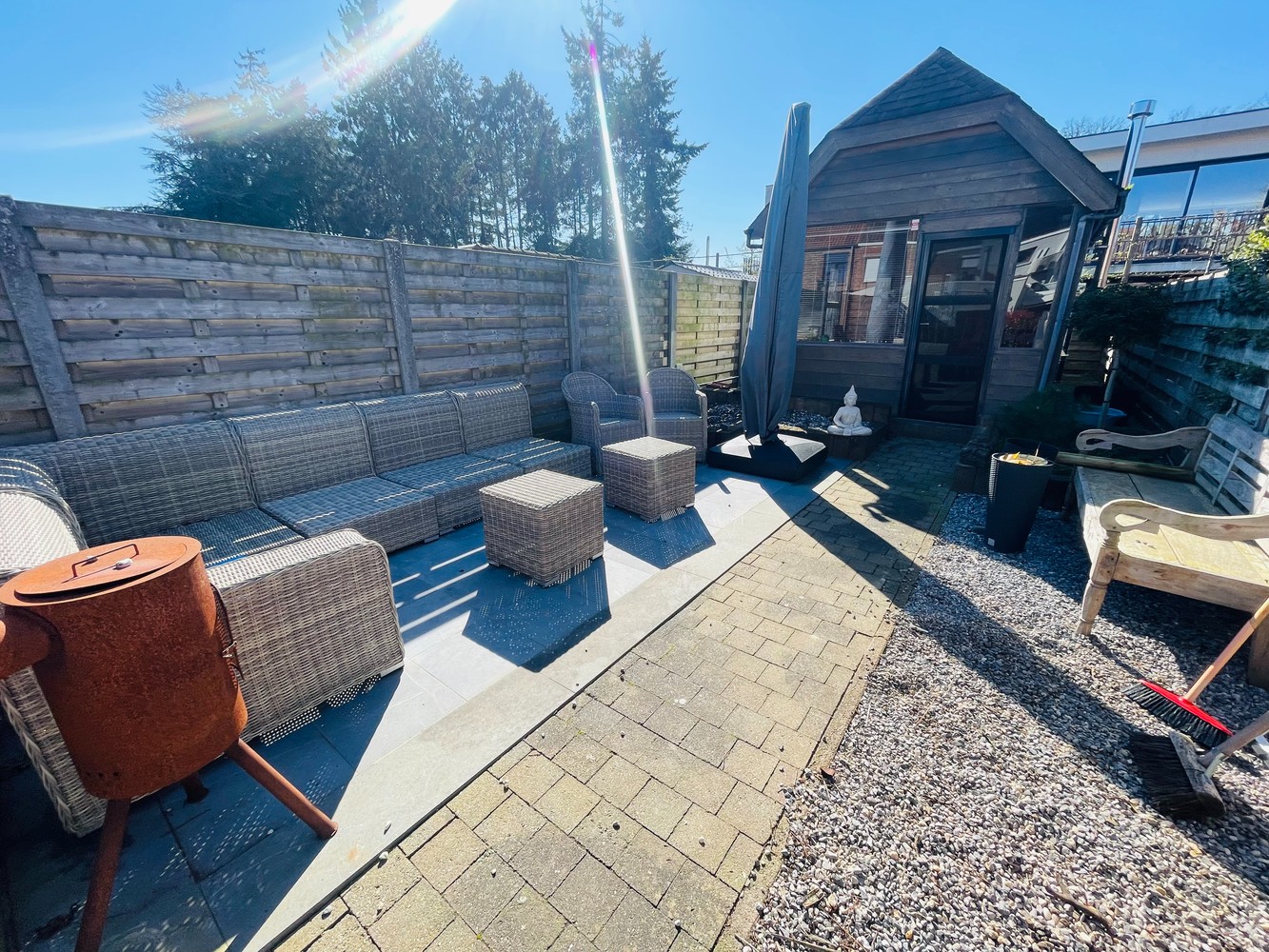 Sint-Andries,Uiterst verzorgd INSTAPKLAAR ENERGIEZUINIG woonhuis ( reno 2019) met grote, zonnige ZUIDWESTgerichte aangelegde terrastuin en prachtig ingericht HUISJE achteraan in de tuin, - foto 2