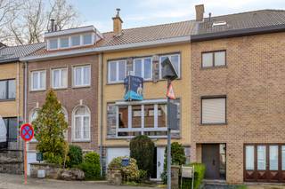 <p>Bent u op zoek naar een strategisch gelegen woning die u naar eigen smaak kunt opfrissen en optimaliseren? Deze <b>ruime bel-etage</b> aan de Keperenbergstraat 48 in Dilbeek biedt de perfecte combinatie van ruimte, structuur en een uitstekende ligging.</p>
<h3>De indeling van de woning:</h3>
<ul>
<li>
<p><b>Gelijkvloers:</b> U wordt verwelkomd in een ruime inkomhal die toegang biedt tot een grote <b>garage</b>, een praktische stookplaats en een extra berging. Ideaal voor wie nood heeft aan stockageruimte of een hobbyruimte.</p>
</li>
<li>
<p><b>Eerste verdieping:</b> Hier bevindt zich de lichtrijke leefruimte, de keuken en de badkamer. Een verdieping met een logische flow en veel natuurlijk licht.</p>
</li>
<li>
<p><b>Tweede verdieping:</b> De nachthal geeft toegang tot <b>3 volwaardige slaapkamers</b>.</p>
</li>
<li>
<p><b>Zolderverdieping (+- 50m²):</b> Via een luik in de nachthal bereikt u de ruime zolder. Mits het plaatsen van een vaste trap kan deze ruimte volledig ingericht worden als extra slaapkamers, master suite of bureau.</p>
</li>
</ul>
<h3>Investeer slim in energiezuinigheid:</h3>
<p>De woning biedt een unieke kans op energetisch vlak. Met een geschatte investering van slechts <b>ca. € 8.000 voor dakisolatie</b>, kan het EPC-label van deze woning eenvoudig worden opgewaardeerd naar een <b>gunstig C-label</b>. Een beperkte investering die onmiddellijk resulteert in meer wooncomfort en een hogere marktwaarde.</p>
<h3>Waarom kiezen voor de Keperenbergstraat?</h3>
<p>U woont hier in een residentiële straat in Dilbeek, met een vlotte verbinding naar het centrum, scholen en belangrijke invalswegen. De ideale plek voor gezinnen die rustig willen wonen maar toch overal dichtbij willen zijn.</p>
<hr />
<h3><b>Interesse in een bezoek?</b></h3>
<p>Wacht niet te lang en ontdek het potentieel van deze woning zelf. Neem direct contact op met <b>Nils Deblock</b> voor meer informatie of een afspraak ter plaatse:</p>
<p>📞 <b>0497 248 251</b> 📧 <b>nils.deblock@weinvest.be</b></p>
<p><b>Maak van dit huis uw nieuwe thuis in Dilbeek!</b></p>