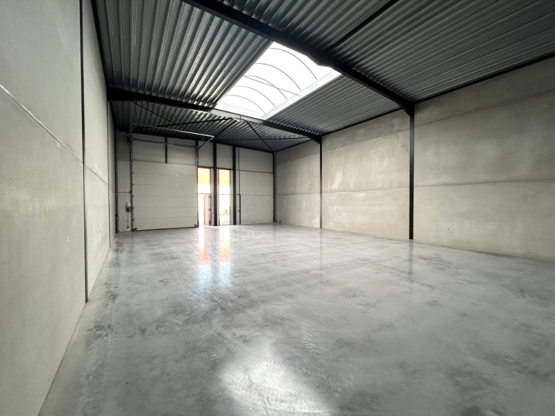 Recent magazijn 223 m² met 2 parkings - foto 4