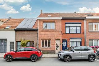 <p><span><strong>Geef deze woning een nieuw verhaal: 3 slaapkamers en buitenruimte in Hoboken</strong></span></p><p><span><span>Ben je op zoek naar een woning die je helemaal naar eigen smaak kan renoveren? In de Edmond Cretsstraat 27 in </span><strong>Hoboken</strong><span>, een district van Antwerpen, vind je een mooie kans om jouw plannen waar te maken.</span></span></p><p><span><span>Deze woning biedt een bewoonbare oppervlakte van 117 m², met drie slaapkamers, een leefruimte, een keuken en buitenruimte achteraan. De zolderkamer zorgt voor extra ruimte en mogelijkheden, bijvoorbeeld als slaapkamer, bureau of hobbykamer.</span></span></p><p><span><span>De woning vraagt renovatiewerken, maar biedt tegelijk een goede basis om stap voor stap een plek te creëren die echt bij jou past. Ideaal voor handige kopers, renovatoren of investeerders met oog voor potentieel.</span></span></p><p><span><strong>Troeven</strong></span></p><ul><li><span><span>117 m² bewoonbare oppervlakte</span></span></li><li><span><span>3 slaapkamers</span></span></li><li><span><span>Extra ruimte op zolder</span></span></li><li><span><span>Buitenruimte achteraan</span></span></li><li><span><span>Gelegen in Hoboken, district Antwerpen</span></span></li><li><span><span>Tal van mogelijkheden om naar eigen smaak te renoveren</span></span></li></ul><br /><p><span><span>Loodzone: Gelegen binnen de afgebakende loodzone 2 te Hoboken.</span></span><br /><span><span>Renovatieverplichting: Niet van toepassing.</span></span></p><p><span><span> </span></span></p><p><span><strong>Zie jij het potentieel? Contacteer ons voor meer informatie of een bezoek.</strong></span></p>