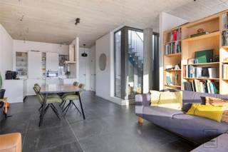 <p>Deze prachtige loft van 85 m² is gelegen in het historische gebouw “Koffienatie” te Antwerpen, midden in de bruisende Dam-wijk. Dit uniek project in de voormalige koffiefabriek combineert authentieke industriële elementen met hedendaags wooncomfort. Doordat het gebouw niet rechtstreeks aan de straatzijde gelegen is, geniet men hier van een aangename rust.<br /><br />De loft bevindt zich op de 4e verdieping en is bereikbaar via zowel de trap als een lift. Via de inkomhal krijgen we toegang tot een apart toilet en een praktische berging met wasvoorzieningen. Als we verder doorlopen, betreden we de royale en enorm lichtrijke leefruimte, die aansluit op de open, volledig geïnstalleerde keuken, uitgerust met een inductiekookplaat, dampkap, combi-oven, ingebouwde koelkast en vriezer, vaatwasser en een ruime spoelbak.<br /><br />Daarnaast beschikt de loft over een ruime slaapkamer en een comfortabele badkamer met lavabo, ligbad en inloopdouche. Een absolute troef is het gezellige patio-terras, dat via een trap toegang biedt tot het ruime dakterras met panoramisch uitzicht. Op het dak bevindt zich bovendien een extra ruimte, ideaal als opslagruimte, bureau of atelier.<br /><br />Het appartement beschikt over een private autostaanplaats en kelderberging.<br /><br />Extra: <br />- EPC-klasse B, Elektriciteit conform<br />- Uitgerust met zonnepanelen en vloerverwarming<br />- Niet gelegen in mogelijks of overstromingsgevoelig gebied, niet gelegen in afgebakend overstromingsgebied of afgebakende oeverzone, niet gelegen in risicozone overstromingen (P-score C, G-score C)<br />- Woongebied, Vg, Vkr, Gmo, Vv<br />-  Niet opgenomen in maatregelenregister<br /><br />Centraal gelegen met winkels, scholen en ontspanning op wandelafstand. Voor meer info ga naar www.coenenvastgoed.be of bel 03/375.82.92</p>