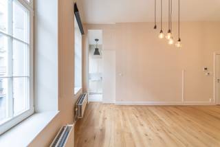 Instapklaar appartement van 88 m² met twee slaapkamers, op de eerste verdieping in het centrum van Antwerpen. Plafonds van 3,70 meter en grote ramen aan de straatkant.

Je komt binnen in de leefruimte, vooraan aan de straat: ruim 40 m² met de riante ramen en het plafond van 3.70 meter hoogte. Hierdoor valt er veel licht binnen. De keuken kan je apart vinden, maar heeft een gezelligheid die je enkel in originele oude panden vond.

De twee slaapkamers liggen aan de achterkant, weg van de straat, samen met de badkamer en een apart toilet. De elektriciteit is vernieuwd en het parket is opgeschuurd.
Verwarming op gas.

De Lange Nieuwstraat is levendig en centraal, je hebt de stad aan je deur. Toch blijft de straat heel rustig in de avond en nacht. 

Een garage is apart te koop, op 250 meter wandelen.We verkopen zonder makelaar, dus je praat rechtstreeks met de eigenaar.

Rechtstreekse kijkdagen in te boeken: https://xatilux.com/te-koop/lange-nieuwstraat-41/