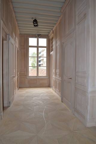 APPARTEMENT EXCEPTIONNELLEMENT SPACIEUX AVEC 2 CHAMBRES ET 2 SALLES DE BAINS AU CENTRE DE MALINES  L'appartement est situé au premier étage et est...