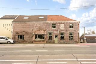 <p><span>This characterful commercial house with retail space - or for other commercial purposes - is situated on a beautiful corner plot of 482 m² with a lot of visibility and with a useful surface of no less than 367 m² and is very well located, between Leuven and Brussels. This polyvalent property includes on the ground floor a spacious retail or office space of no less than 100 m², a cosy living room or spacious polyvalent room of approximately 45 m² and overlooking the garden, an equipped kitchen, a utility or laundry room, a hall and a guest toilet. On the first floor there are 3 bedrooms, a night hall, a landing, a bathroom with bathtub and a second kitchen with dining area. There is also a unique, majestic and beautiful loft space on this floor with great light and beautiful authentic roof trusses of 80 m². <br />Furthermore, this house for mixed use is equipped with 2 functional cellars with a total area of 40 m². <br />In addition, this corner building has a beautiful garden with garden house, provides a lot of privacy and last but not least there is also a cozy porch with pond. This commercial house with residence is extremely suitable for liberal professions, traders, independent contractors as well as for real estate investors. <br />In short, this multifunctional and characterful property with a lot of potential and visibility, in a prime location, is definitely worth your visit. An absolute must.</span></p><p><span> </span></p><p><span> </span></p>