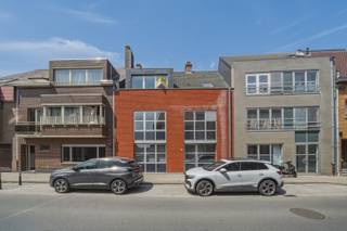 Bent u op zoek naar een interessante investering met onmiddellijke en stabiele huuropbrengsten? Dan is dit volledig verhuurde appartementsgebouw in Oudenburg zeker een bezoek waard. Het gebouw, opgericht in 2001, omvat drie ruime appartementen met telkens twee slaapkamers en biedt een uitstekende combinatie van wooncomfort, energiezuinigheid en rendement.<br /><br />De eigendom heeft een bewoonbare oppervlakte van 238 m² en een perceel van 225 m². Het is volledig uitgerust met aluminium schrijnwerk voorzien van dubbele beglazing en centrale verwarming op aardgas. De gunstige EPC-labels B en C zorgen ervoor dat u investeert in een gebouw dat voldoet aan de hedendaagse energievereisten.<br /><br />Elk appartement beschikt over een praktische indeling met een lichtrijke leefruimte, een functionele keuken, twee slaapkamers en een badkamer. Daarnaast genieten de bewoners van een eigen buitenruimte in de vorm van een terras of koer, wat de aantrekkelijkheid van het gebouw alleen maar vergroot.<br /><br />Dankzij de volledige verhuur geniet u van een maandelijkse huurinkomst van € 2.369,52, goed voor een jaarlijkse opbrengst van € 28.434,24. Hierdoor vormt de eigendom een ideale opportuniteit voor investeerders die op zoek zijn naar een zorgeloze belegging met een onmiddellijk rendement en een sterk langetermijnpotentieel.<br /><br />Kortom, dit opbrengsteigendom combineert een gunstige ligging in Oudenburg met een solide bouwkwaliteit, een stabiele verhuursituatie en aantrekkelijke huuropbrengsten. Een interessante investering voor wie op zoek is naar een kwalitatief vastgoed met een bewezen rendement.<br /><br />Interesse? Contacteer ons en plan uw bezoek in!