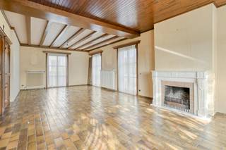 Deze ruime statige woning te koop in Deerlijk (Sint-Lodewijk)  beschikt over 4 slaapkamers, dubbele inpandige garage en is volledig onderkelderd. De zolderruimte biedt je de mogelijkheid om extra ruimtes te creëren.<br /><br />De eigendom geniet van een aangename tuin en een prachtig landelijke verzicht gelegen op een perceel van ca. 1.170m². De gunstige locatie met vlotte bereikbaarheid is een grote troef.  <br /><br />INDELING<br /><br />Ruime inkomhal - apart toilet - lichtrijke woonkamer met houthaard - keuken (keramische kookplaat, oven, vaatwas)  - slaapkamer 1/bureauruimte - badkamer (ligbad, toilet en lavabo) - slaapkamer 2 met lavabo - slaapkamer 3 met lavabo - slaapkamer 4 - zolder - grote kelder - tuin<br /><br />Algemene info:<br /><br />- 2 regenputten, totaal 8000L<br />- recente hoogrendement condensatieketel <br /><br />TROEVEN<br /><br />- ruime stevige woning<br />- gunstige ligging met vlotte bereikbaarheid<br />- landelijke verzicht<br />- heel veel potentieel<br /><br /><br />Interesse in deze eigendom te koop in Deerlijk? Contacteer ons voor meer informatie of een bezoek ter plaatse! Isabel Lambert -  0472 18 38 04 - isabel.lambert@dewaele.com<br /><br />Bestuursmaatregelen in het maatregelenregister: nee
