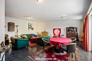 <p><span>BEL APPARTEMENT SPACIEUX À LIER AVEC UN AGENCEMENT OPTIMAL ET DES ÉQUIPEMENTS CONTEMPORAINS</span></p><p><span> </span></p><p><span>Idéalement situé dans le charmant quartier de Lier, cet agréable appartement de 102 m² offre une combinaison parfaite de confort et de fonctionnalité. Avec deux chambres et une salle de bains, cette propriété a tout ce dont vous avez besoin pour un confort de vie agréable.</span></p><p><span> </span></p><p><span>L'appartement se distingue par son espace de vie particulièrement ouvert et lumineux. Le salon spacieux est doté de grandes fenêtres qui apportent beaucoup de lumière naturelle et créent une agréable sensation de clarté. Cet espace est idéal pour la famille et offre suffisamment de place pour un aménagement confortable. La cuisine moderne est pratiquement équipée avec un grand espace de travail et de stockage et est équipée de tous les appareils nécessaires.</span></p><p><span> </span></p><p><span>Les deux chambres à coucher offrent toutes deux suffisamment d'espace pour les meubles de chambre et d'autres aménagements. La première chambre a des dimensions agréables, tandis que la deuxième chambre est également très utile. Les deux pièces bénéficient d'une bonne lumière naturelle grâce aux grandes fenêtres.</span></p><p><span> </span></p><p><span>L'appartement dispose d'une salle de bains entièrement équipée avec des appareils sanitaires modernes, un lavabo et une douche, ce qui assure un confort quotidien. L'agencement est très bien pensé et assure une utilisation optimale de l'espace disponible.</span></p><p><span> </span></p><p><span>Un grand avantage est le balcon avec de belles vues sur les environs verdoyants de Lier, qui donne une dimension supplémentaire au plaisir de vivre. C'est un endroit idéal pour se détendre et profiter de l'air frais.</span></p><p><span> </span></p><p><span>Cet appartement est parfait pour les débutants, les petites familles ou toute personne à la recherche d'un logement confortable et bien situé au cœur de Lier.</span></p>