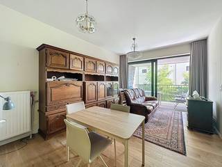 Magnifieke assistentiewoning met breed zonneterras. Op wandelafstand van het centrum van Koksijde-Bad. Het appartement bestaat uit: inkom met apart toilet, ruime woonkamer met directe toegang tot het grote zonneterras, mooie slaapkamer, ingerichte keuken met toestellen, badkamer (o.a. met 2de toilet) en kelder. Zorgaanbod en verschillende faciliteiten ter plaatse. Aantrekkelijke fiscaliteit (o.a. geen onroerende voorheffing). Geschikt voor eigen gebruik of als investering.