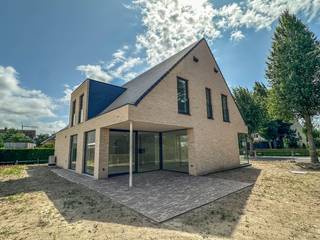 Splinternieuwe topvilla met een rustige en residentiele ligging vlakbij de talrijke handelszaken van Koksijde-bad. Luxueus en modern wooninterieur...