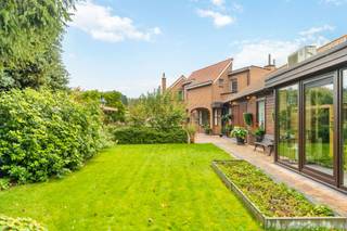 <p>Ontdek deze uitzonderlijke kangoeroewoning op een prachtig perceel van maar liefst 1440 m²</p>
<p></p>
<p>Het hoofdgebouw verwelkomt u met een aangename woonkamer met bureaugedeelte en ingebouwde kasten, een aangename en lichtrijke leefkeuken met aansluitende berging/wasplaats en een apart toilet.</p>
<p>Op de bovenverdieping bevinden zich drie slaapkamers en een comfortabele badkamer.</p>
<p></p>
<p>Het bijgebouw is volledig ingericht als aparte woonunit en beschikt over een gezellige leefruimte met open keuken, een slaapkamer en een eigen badkamer.</p>
<p>Ideaal voor kangoeroewonen; inwonende ouders of opgroeiende kinderen die toch hun eigen plek wensen of een zelfstandige praktijk, bureau, enz…</p>
<p></p>
<p>De prachtig aangelegde tuin is een echte troef, met twee terrassen: één aan het bijgebouw en een tweede bij de vijver waar het heerlijk rustig vertoeven is.</p>
<p>Achteraan vindt u een volledig ingerichte moestuin en twee extra tuinbergingen.</p>
<p></p>
<p>Verder beschikt de woning over een ruime oprit met carport voor drie wagens en een ruime opslagplaats/garage.</p>
<p></p>
<p>Deze instapklare woning biedt een unieke combinatie van ruimte, rust en comfort. Een buitenkans die u niet wilt missen!</p>
<p></p>
<p>Wees er snel bij en plan vandaag nog uw bezoek Bovenkant formulier</p>
<p>Onderkant formulier</p>
<p>via mail naar nele@cornelis-goeman.be of bel 0470/79 66 20</p>
<p></p>
<p>De opgegeven informatie en oppervlaktes zijn informatief en niet bindend.</p>
