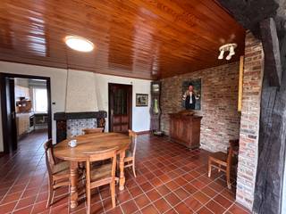 <strong>Woning te koop in zeer rustige woonwijk te Rekkem.</strong><br /><br />Bent u op zoek naar een woning met een rustige ligging? Dan is deze charmante woning zeker het bezoeken waard. Deze woning is gelegen in een kindvriendelijke woonwijk, perfect voor koppels, gezinnen en al wie op zoek is naar rustig wonen gecombineerd met een vlotte bereikbaarheid.<br /><strong><em>Indeling:</em></strong>
<ul><li>gelijkvloers: inkomhal, toilet, leefruimte, keuken, berging, garage en tuin.</li><li>verdiep: 3 slaapkamers en badkamer</li><li>tevens zolder en kelder bij.</li></ul>
<br /><em><strong>troeven:</strong></em>
<ul><li>geen inkijk</li><li>rustige wijk</li><li>veel licht inval</li><li>garage en staanplaatsen</li></ul>
Renovatieplicht