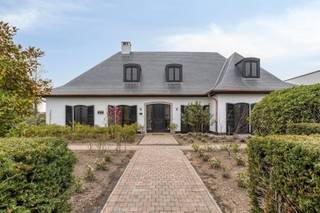 Bent u op zoek naar een RUIME en ruim ingedeelde instapklare luxe villa met ook nog eens veel buitenruimte en een grote garage / bijgebouw? En zelfs nog een zwembad 🏊 en de mogelijkheid tot kangoeroewoonst? Hier is het allemaal. Deze woning heeft een bewoonbare oppervlakte van ca 350 m2 en is gelegen op een mooi breed zuidgericht perceel van 2451 m². De ligging is TOP: rustig, residentieel en vlakbij natuurgebieden. Het bijgebouw / de grote garage biedt plaats voor 3 auto's en op het terrein is plaats zat voor uw mobilhome, camionette(s).... Deze luxe villa is zeer degelijk afgewerkt. De eerste eigenaar was dan ook schrijnwerker en dat merk je door heel de woning: degelijke houten vloeren, trap, enorm veel inbouwkasten, ramen, deuren, keuken: alles topkwaliteit. De woning is perfect gelijkvloers te bewonen doordat er twee slaapkamers en een badkamer zijn. Ook lenen de kamers zich perfect om jouw zelfstandig beroep / bijberoep uit te oefenen: kapsalon, schoonheidssalon, kantoor, ...Er is een aparte zij-ingang: ideaal om uw klanten te ontvangen of als tweede, aparte toegang tot de bovenverdieping.Er is tevens een kantoorruimte met toegang via de inkomhal vooraan.De verdieping is een enorme extra: hier zijn zoveel mogelijkheden: er zijn 3 slaapkamers en een grote polyvalente ruimte met keukenblok en badkamer: dan denk je direct aan co-housen, kangoeroewonen, ruimte voor logées, hobbyruimte, etcMogelijkheden genoeg! Bekijk ook zeker de plannen met volledige indeling en de video op onze site! Maak snel jouw afspraak voor dit unieke pand!