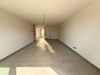 <p><span>Zeer ruim 1 (+1)-slaapkamerappartement op de eerste verdieping met zuidgericht terras van ca. 43 m², balkon en ondergrondse parkeerplaats, in hartje Maaseik.</span></p><p><span> </span></p><p><span>Dit aangename appartement op de eerste verdieping van de kleinschalige residentie "</span><span>Aan de Gendermerie"</span><span> biedt een bijzonder mooie combinatie van ruimte, licht en hedendaags wooncomfort. Met een bewoonbare oppervlakte van ca. 75 m² en een indrukwekkend zuidgericht terras van maar liefst ca. 43 m² én balkon aan de voorzijde beschikt u hier over uitzonderlijke buitenruimtes die een echte verlenging vormen van de leefruimte. De grote raampartijen zorgen voor een aangename lichtinval en verbinden de leefruimte op een natuurlijke manier met het ruime terras aan de achterzijde. Daarnaast beschikt het appartement over een extra ruimte die flexibel kan worden ingericht als bureau, hobbyruimte, of logeerkamer. </span></p><p><span>De residentie telt slechts zes appartementen en wordt gerealiseerd volgens de hedendaagse BEN-normen, met onder meer een warmtepomp, zonnepanelen, vloerverwarming, ventilatiesysteem D en een uitstekende isolatie. De keuken en badkamer worden momenteel volledig afgewerkt en zijn inbegrepen in de aankoopprijs. Dit project komt in aanmerking voor het </span><span>verlaagde btw-tarief van 6% (onder voorwaarden). De oplevering van dit appartement is voorzien voor eind november 2026!</span></p><p><span> </span></p><p><span>Indeling appartement:</span></p><ul><li><span>Inkomhal met toegang tot alle vertrekken. Vestiaireruimte aanwezig</span></li><li><span>Lichtrijke leefruimte voorzien van een open keuken en zithoek, met rechtstreekse toegang tot het royale zuidgerichte terras</span></li><li><span>Polyvalente ruimte achter de leefruimte, ideaal als bureel, hobbyruimte of logeerkamer. Aanslutind aan deze ruimte bevindt zich nog een gezellig balkon </span></li><li><span>Zonnig en uitzonderlijk ruim zuidgericht terras van ca. 43 m²</span></li><li><span>Nachthal </span></li><li><span>Ruime slaapkamer aan de achterzijde, eveneens met rechtstreekse toegang tot het terras</span></li><li><span>Badkamer voorzien van inloopdouche en wasmeubel met wastafel</span></li><li><span>Gastentoilet met fonteintje</span></li><li><span>Praktische berging met aansluitingen voor wasmachine en condensdroger</span></li></ul><p><span> </span></p><p><span>Alle troeven op een rij:</span><span><br /><br /></span></p><ul><li><span>Kleinschalige residentie met slechts 6 appartementen</span></li><li><span>BEN-woonproject (E-peil E20) met warmtepomp, zonnepanelen, vloerverwarming, ventilatiesysteem D en uitstekende isolatie</span></li><li><span>Uitzonderlijk groot zuidgericht terras van ca. 43 m² én balkon aan de voorzijde</span></li><li><span>Veel natuurlijke lichtinval dankzij de grote raampartijen</span></li><li><span>Zonwerend glas aan de zuidzijde, in combinatie met hoogwaardig aluminium schrijnwerk</span></li><li><span>Keuken en badkamer worden volledig afgewerkt en zijn inbegrepen in de aankoopprijs</span></li><li><span>Ondergrondse autostaanplaats inbegrepen, met voorziening voor het opladen van een elektrische wagen</span></li><li><span>Gemeenschappelijke fietsenstalling met individueel oplaadpunt</span></li><li><span>Rustige én centrale ligging, op wandelafstand van winkels, horeca, openbaar vervoer en recreatie</span></li><li><span>Gelegen in het hart van Maaseik, met alle dagelijkse voorzieningen binnen handbereik</span></li></ul><p><span> </span></p><p><span>Een bijzonder aangenaam appartement voor wie op zoek is naar ruimte, licht en hedendaags wooncomfort, met als absolute troef het uitzonderlijk ruime zuidgerichte terras.</span><span> De combinatie van de kleinschalige residentie, energiezuinige technieken, flexibele indeling en centrale ligging maakt dit een aantrekkelijke woonplek voor zowel een alleenstaande als een koppel.</span></p><p><span> </span></p>
