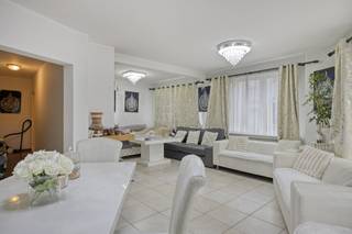 Ontdek dit ruime en lichtrijke appartement met 4 slaapkamers, ideaal gelegen aan de Van Der Nootstraat 2 in het hart van...