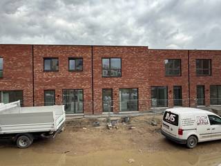 Maison neuve située autour d’une cour intérieure calme à Diegem, comprenant : hall d’entrée, cuisine ouverte entièrement équipée avec espace...