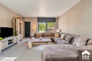 <p>Ontdek deze charmante woning op een prachtig perceel van <strong>343 m²</strong>, ideaal gelegen in het centrum van <strong>Sint-Andries</strong>. Dankzij de uitstekende ligging geniet je van een vlotte bereikbaarheid, terwijl je op wandelafstand bent van het groene <strong>parkdomein De Koude Keuken</strong>, winkels, scholen en openbaar vervoer. Een ideale combinatie van rust en alle dagelijkse voorzieningen binnen handbereik.</p><p>De woning verwelkomt je met een inkomhal die leidt naar een volledig ingerichte keuken met kwaliteitsvolle toestellen, waarbij het kookvuur recent werd vernieuwd. De ruime en lichtrijke woon- en eetkamer biedt een prachtig zicht op de diepe, natuurlijke tuin en vormt de perfecte plek om te ontspannen of gasten te ontvangen. Op het gelijkvloers bevindt zich bovendien een badkamer met ligbad én douche.</p><p>Op de eerste verdieping vind je twee volwaardige slaapkamers, een bureau dat eenvoudig als extra slaapkamer kan worden ingericht en een apart toilet. Via een vaste trap bereik je de zolderverdieping, die dienst kan doen als derde slaapkamer, hobbyruimte of praktische zolder.</p><p>Buiten wacht een uitzonderlijk diepe tuin met veel groen en maximale privacy. Twee gezellige terrassen en een tuinhuis maken het geheel compleet en zorgen ervoor dat je volop kunt genieten van het buitenleven.</p><p><strong>Extra troeven:</strong></p><ul><li>Topligging in het centrum van Sint-Andries</li><li>Perceel van 343 m² met diepe, groene tuin en veel privacy</li><li>Energiezuinige woning met gunstig <strong>EPC-label B</strong> (189 kWh/m²jaar)</li><li>Conforme elektrische installatie</li><li>Asbestveilige woning</li></ul>