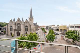 Pal op de MARKT gelegen exclusief luxe-appartement met 3 SLK, 2 badkamers en 2 terrassen. Gelegen in het hart van Waregem: op de Markt in de...