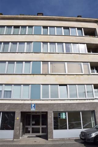 <p><span>L'appartement est situé au rez-de-chaussée d'un immeuble proche du centre-ville. Vous entrez dans l'appartement par un hall d'entrée spacieux, où il y a beaucoup de place pour des armoires ou des commodes. À droite du hall d'entrée se trouvent deux chambres à coucher, dotées d'un vitrage isolant supplémentaire. À côté de la chambre à coucher se trouve la salle de bains, qui comprend une douche à l'italienne, un lavabo et des toilettes. Un deuxième WC est situé à côté de la salle de bain. La cuisine est équipée d'une hotte et d'une plaque de cuisson en céramique. Il y a de la place pour un lave-vaisselle, un four combiné et un réfrigérateur. À gauche de la cuisine se trouve un salon lumineux. Le salon et la cuisine donnent tous deux sur un jardin de ville avec une grande terrasse. Enfin, une troisième chambre à coucher donne également sur le jardin. Elle peut également être utilisée comme bureau. Le garage est accessible par une porte située à l'arrière du jardin. Le garage est inclus dans le loyer et il est également possible de se garer devant l'immeuble. Le marché, le centre commercial Waasland et d'autres magasins sont accessibles à pied. Un arrêt de bus se trouve à proximité de l'appartement. Le chauffage central est au gaz, l'EPC est de 237. Le loyer est de €1310+ €25 (couloir d'entretien de l'appartement et parties communes de l'électricité). L'appartement est disponible immédiatement. </span></p><p><span> </span></p>