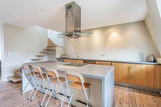 Tel.: 0456 87 27 16 / E-mail: juliana.t@weinvest.be<br /><br />We Invest biedt u exclusief deze prachtige duplex van 108 m² aan, ideaal gelegen nabij het Rouppeplein, de Grote Markt en het Zuidstation.<br />Het appartement bestaat uit een inkomhal met een apart toilet, een ruime leefruimte van 60 m² met een volledig uitgeruste open keuken en een prachtig terras van 24 m².<br />Op de verdieping bevindt zich een ruime slaapkamer van 40 m² en een badkamer. Daarnaast beschikt het appartement over een kelder en een aparte wasruimte.<br />Het appartement is volledig gemeubeld en beschikt over alles wat u nodig heeft voor een comfortabel verblijf.<br /><br />Lasten: €300/maand (gemeenschappelijke delen, verwarming, water, elektriciteit, verzekering, internet en televisie).<br /><br />EPC: D<br /><br />Beschikbaar vanaf 1 oktober!
