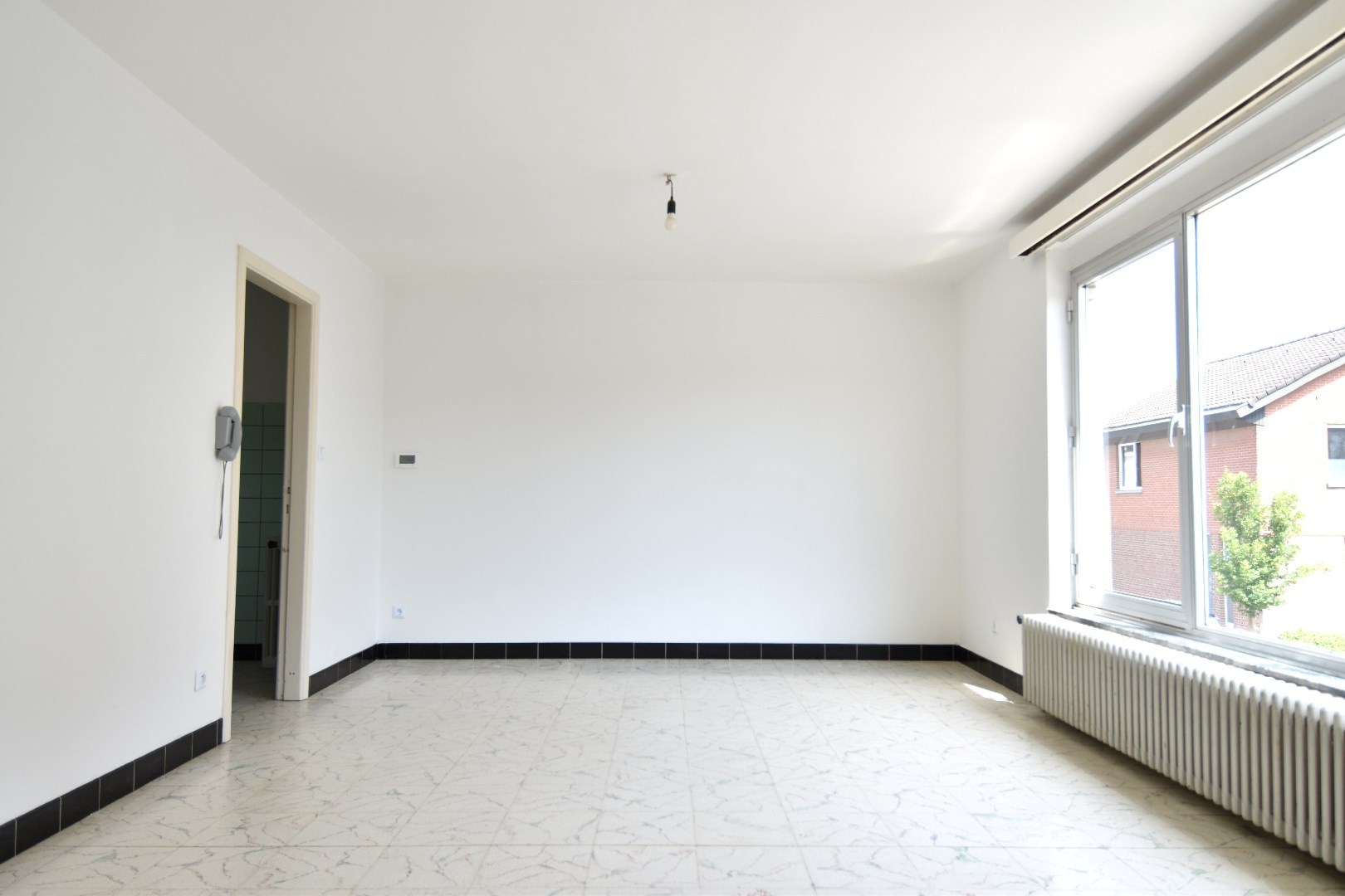 Verzorgde bel-etage met 3 garages (verhuurd op vandaag!) op toplocatie te koop in Gullegem - foto 4