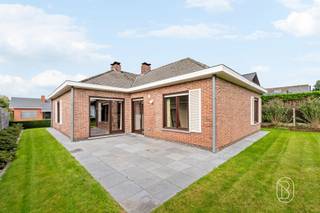 Gelijkvloers wonen, genieten van rust én de mogelijkheid om er helemaal uw eigen thuis van te maken? Deze charmante bungalow, gelegen in de Zomerweg 8 te Lendelede, biedt een mooie combinatie van comfort, ruimte en potentieel!Indeling: Via de inkomhal met afzonderlijk gastentoilet betreedt u de gezellige leefruimte, die aansluit op de keuken. Verder beschikt de woning over drie volwaardige slaapkamers en een badkamer. Buiten geniet u van een aangenaam terras en een tuin waar het heerlijk vertoeven is. De oprit en garage zorgen bovendien voor extra parkeergemak en de zolder voor praktische opbergruimte. Troeven: Deze bungalow bevindt zich in een rustige en aangename woonomgeving en biedt het grote voordeel dat alles zich op het gelijkvloers bevindt. De woning is perfect bewoonbaar en mits enkele opfrissingswerken maakt u er een eigentijdse thuis van, volledig naar eigen smaak. Bovendien beschikt de woning over een EPC-label D, waardoor er geen renovatieverplichting van toepassing is!Een charmante bungalow met tal van mogelijkheden, waar u met een persoonlijke toets iets écht moois van kunt maken. Kom het potentieel zelf ontdekken tijdens een bezoek via feline@immobeguin.be