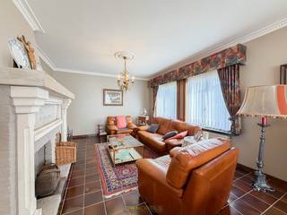 <span><span><strong>1ste bezoekdag dinsdag 5 mei! Inschrijven kan via www.nobels.be onder referentienummer 4337289.</strong></span></span><br /><br />INSTAPKLARE BUNGALOW, gelegen aan de RAND VAN ZOTTEGEM in een RUSTIGE en LANDELIJKE OMGEVING met MOOI VERGEZICHT vooraan. Deze woning combineert RUST en PRIVACY met een VLOTTE BEREIKBAARHEID naar het CENTRUM, winkels, scholen, station en INVALSWEGEN, wat zorgt voor een IDEALE WOONBALANS. Dankzij de GELIJKVLOERSE INDELING en het INSTAPKLAAR KARAKTER vormt deze woning de PERFECTE THUIS voor GEZINNEN of wie comfortabel GELIJKVLOERS wil wonen. Bovendien werd de woning voorzien van 10 ZONNEPANELEN, wat bijdraagt aan een LAGER ENERGIEVERBRUIK.<br />De indeling gaat als volgt: via de inkomhal met gastentoilet heeft u toegang tot een aparte bureauruimte of 4de slaapkamer, een lichtrijke woonkamer en een ingerichte keuken. Via de centrale hal bereikt u 3 slaapkamers, een ingerichte badkamer, de was en bergplaats en de inpandige garage.<br />Buitenshuis beschikt deze eigendom over een ruime oprit, een zonnig terras en een onderhoudsvriendelijke tuin, waar u in alle rust kan genieten van de groene omgeving.<br />Een instapklare en praktische woning op een aangename ligging te Zottegem, ideaal voor wie zorgeloos wil wonen.<br /><br />Adres: Rozenstraat 8 te Zottegem<br /><br />EPC: 257kWh/m²,  G-score en P-score A, Geen renovatieverplichting van toepassing