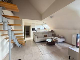 Op zoek naar een instapklaar en lichtrijk appartement met extra ruimte en comfort? Dan is dit leuke duplex appartement in De Pinte beslist iets voor jou!