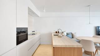 Dit volledig gerenoveerde appartement is ideaal gelegen op de hoek van de Zoutelaan en de Lippenslaan.Indeling:Lichtrijke leefruimte met een volledig...