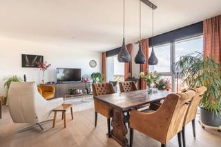 Huurprijs: 1.215 EUR per maand+ 100 EUR per maand voor ondergrondse autostaanplaats en berging+ 186 EUR per maand gemeenschappelijke kostenKosten...