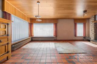 <p><span>Rustig wonen in een landelijke omgeving, met alle voorzieningen binnen handbereik? Deze charmante woning in Zaffelare, deelgemeente van Lochristi, combineert een aangename woonomgeving met heel wat mogelijkheden om de woning verder naar eigen smaak te renoveren en in te richten. De woning is gelegen op een ruim perceel van 838 m², omringd door groen en velden. Dankzij de ligging tussen het centrum van Lochristi en Wachtebeke geniet u van een rustige, landelijke omgeving, terwijl winkels, scholen en andere voorzieningen vlot bereikbaar zijn. Ook het Provinciaal Domein Puyenbroeck bevindt zich op fietsafstand.</span></p><p><span>Bij het binnenkomen van de woonst valt meteen de leefruimte met rustieke balken op. De grote raampartijen zorgen voor een overvloed aan natuurlijk licht en bieden een aangenaam zicht op de groene omgeving. De authentieke gaskachel, geïntegreerd in een karaktervolle gevel, zorgt voor extra sfeer en gezelligheid tijdens de koudere maanden. Aansluitend bevindt zich de keuken, uitgerust met een oven, elektrische kookplaat en dampkap. Er is voldoende ruimte om een gezellige ontbijthoek of eetruimte te creëren. Een bijzondere troef is de ruime bijkeuken, momenteel voorzien van een gasvuur. Deze ruimte biedt tal van mogelijkheden en kan mits de nodige aanpassingen worden omgevormd tot een volwaardige keuken. Dankzij het zicht op de tuin en de rechtstreekse toegang tot het terras vormt dit een ideale plek om één grote nieuwe leefkeuken te realiseren. De woning beschikt over twee grote en één kleine slaapkamer en een badkamer met douche. Daarnaast zijn er verschillende praktische bergruimtes aanwezig, waaronder een wasplaats en een berging. Ook op het vlak van parkeren is er heel wat plaats. De woning beschikt over een ruime, afgesloten oprit én een garage met automatische poort. Zowel de opritten als de tuin zijn volledig afgesloten, wat zorgt voor extra privacy en veiligheid. De tuin is een absolute troef van deze woning. Het perceel is volledig omheind en wordt omgeven door een volgroeide haag en prachtige, mature bomen. Op warme dagen zorgen deze bomen voor aangename schaduwplekken. De groene omgeving wordt nog versterkt door de omliggende weilanden en het open zicht tegenover de woning. Vanuit de leefruimte geniet u dan ook van een rustgevend zicht over het landschap. Gezellig vertoeven doet u ook op het terras onder het lichtdoorlatend afdak.</span></p><p><span>De woning wordt verwarmd op aardgas via radiatoren en beschikt momenteel over een EPC-label E. De woning valt bijgevolg onder de geldende renovatieverplichting.</span></p><p><span>De vraagprijs bedraagt 349.000 euro, exclusief verkooprechten. Bent u op zoek naar een woning met veel potentieel om volledig naar eigen smaak aan te pakken op een landelijke locatie? Aarzel niet en maak nu uw afspraak via anais@vastgoed-dc.be of via de website. </span></p>