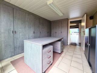 De woning is als volgt ingedeeld: ruime inkomhal met berging, dubbele garage, ruime bureauruimte met ingebouwde kasten en uitgevend op de patio. Op...