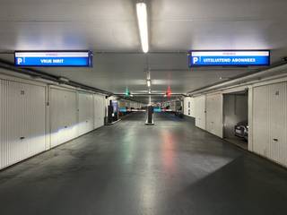 Veilig afgesloten garagebox (nummer 18) met een zeer centrale ligging te huur langs de Visserskaai van Oostende. De ingang van het complex...