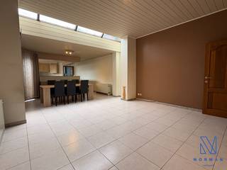 Instapklare woning te koop in Bissegem!<br /><br />Bijkopen van een garagebox kan voor 15.000 euro. <br /><br />Bij het binnengaan bevindt zich aan de rechterzijde een aparte bergruimte, die perfect kan worden omgevormd tot een gelijkvloerse slaapkamer, bureau of extra berging. Aansluitend kom je in de lichtrijke leefruimte met open, uitgeruste keuken. Verder is er op het gelijkvloers een badkamer uitgerust met toilet, bad en lavabo. Daarnaast beschikt de woning ook over een kelder.<br /><br />Op de eerste verdieping zijn er twee slaapkamers. Via een vaste trap in één van de slaapkamers bereik je de derde slaapkamer op zolder. <br /><br />Buiten geniet je van een ruime tuin met tuinhuis en praktische uitweg. <br /><br />Er liggen ook 10 zonnepanelen op de woning van 4350WP<br /><br />Voor meer info bel Amber op 0470 11 17 12